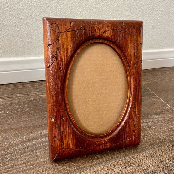 Elegant Brown Wooden Photo Frame 7/9 inches - Picture 1 of 15